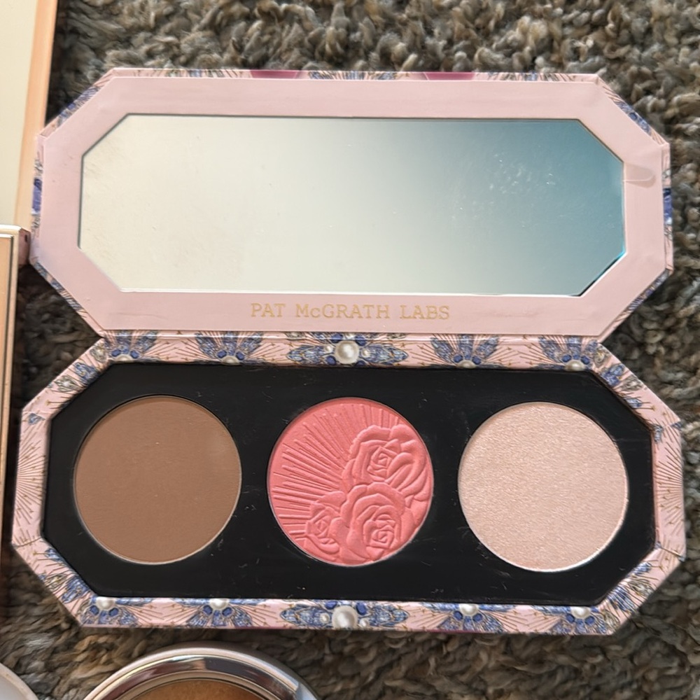 MAKEUP STASH - Picture 14 of 17
